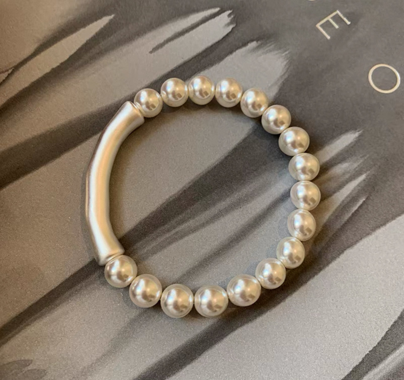 Bamboo-Inspired Pearl Bracelet – Modern Minimalist Design (1)