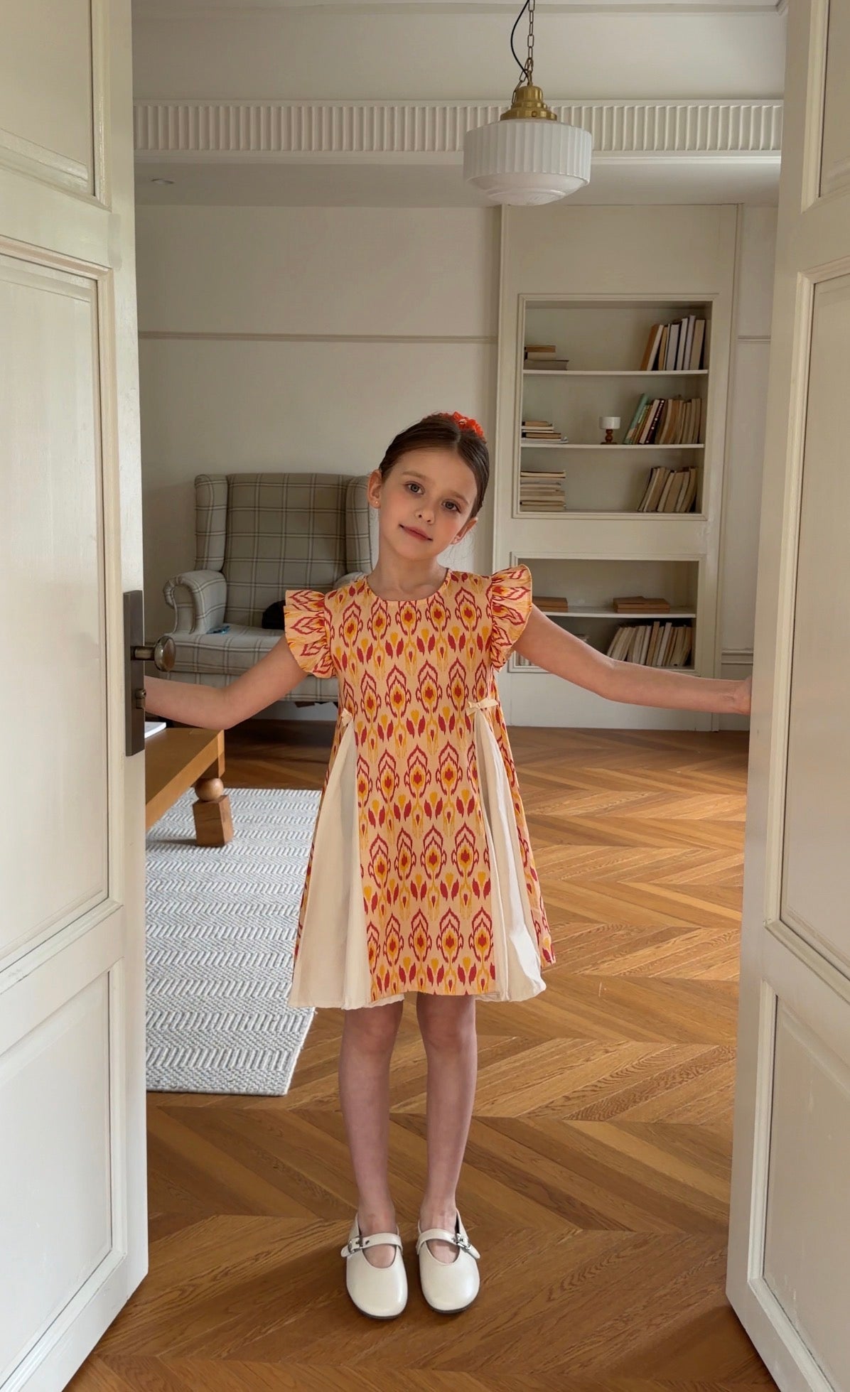 "Krimson gulbarg" Ikat Atlas paxta ko'ylagi - malika kesimi, engil va salqin