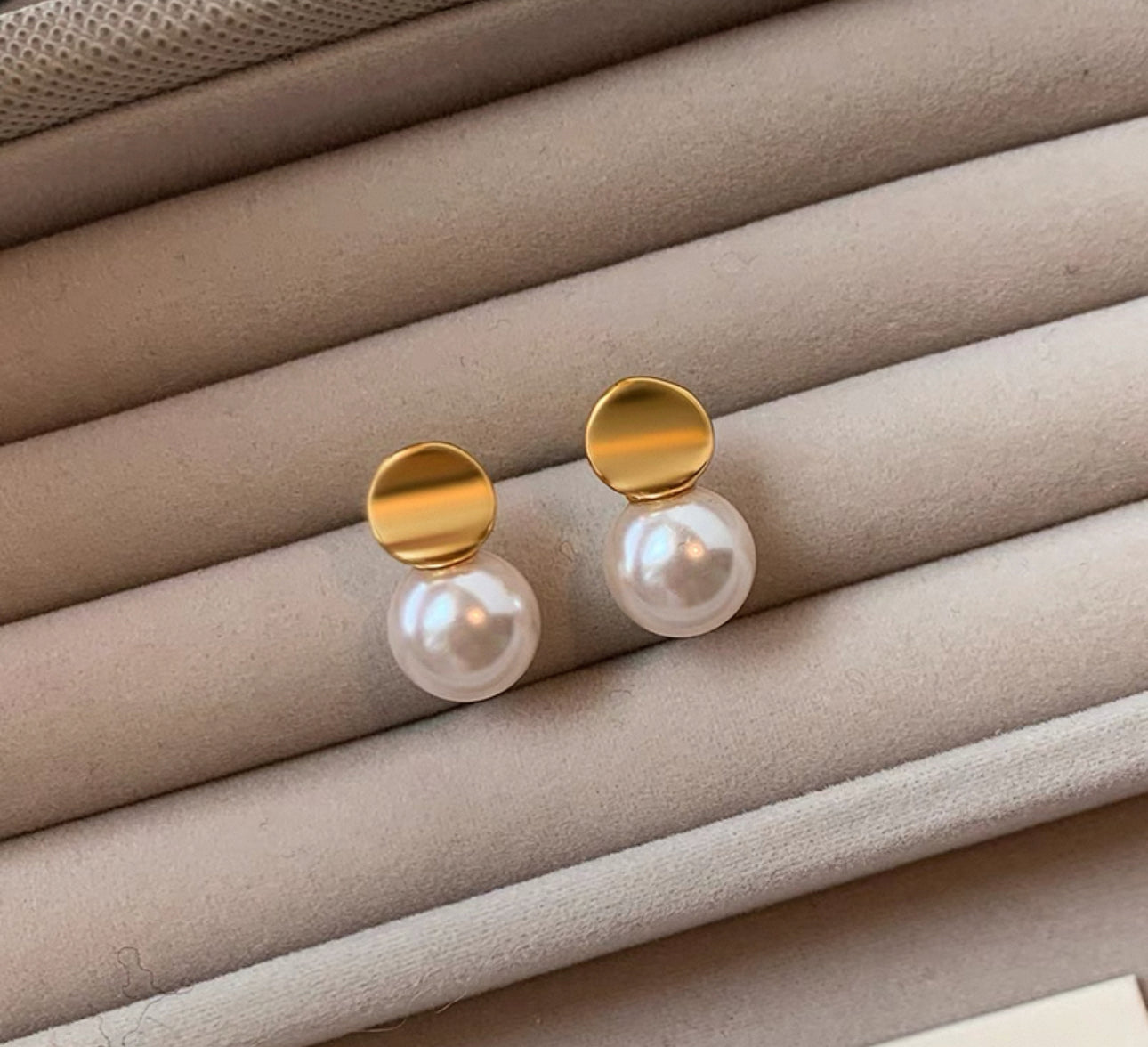 Minimalist Gold Disc Earrings with Austrian Pearls(7)