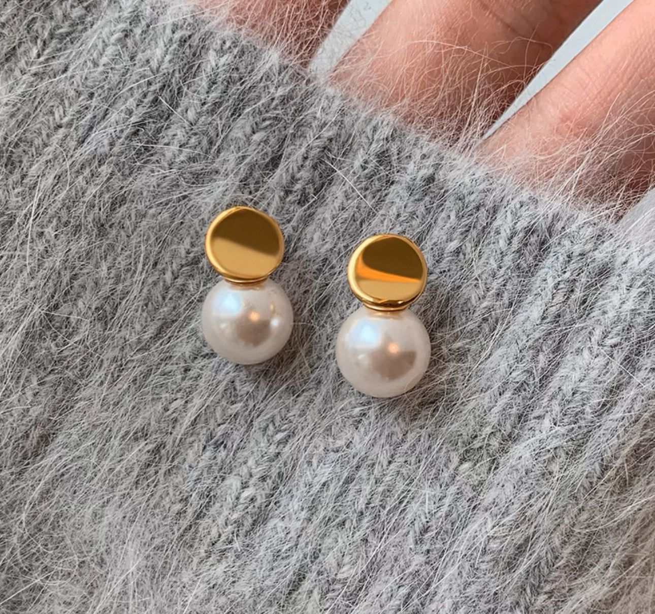 Minimalist Gold Disc Earrings with Austrian Pearls(7)