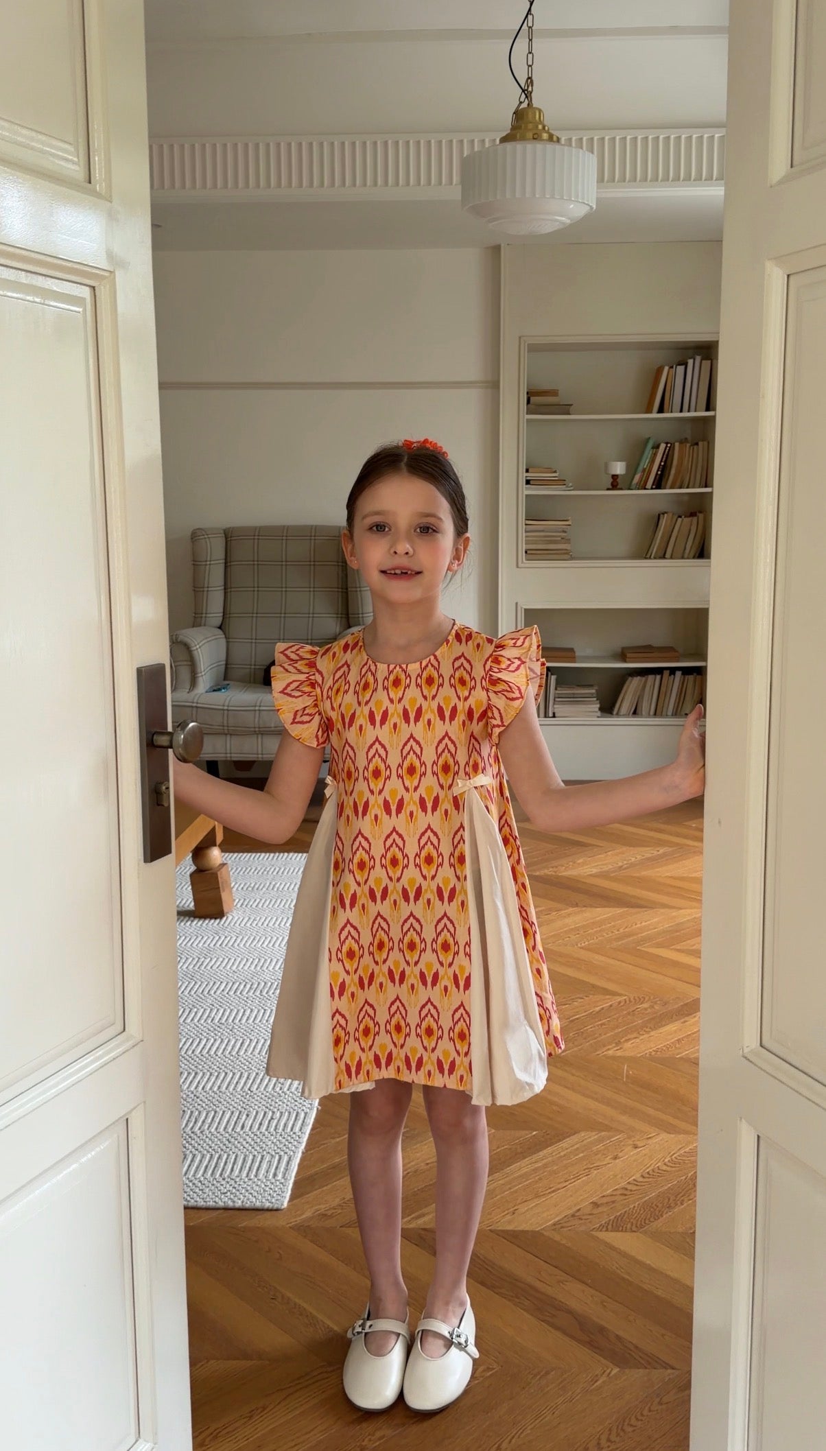 "Krimson gulbarg" Ikat Atlas paxta ko'ylagi - malika kesimi, engil va salqin