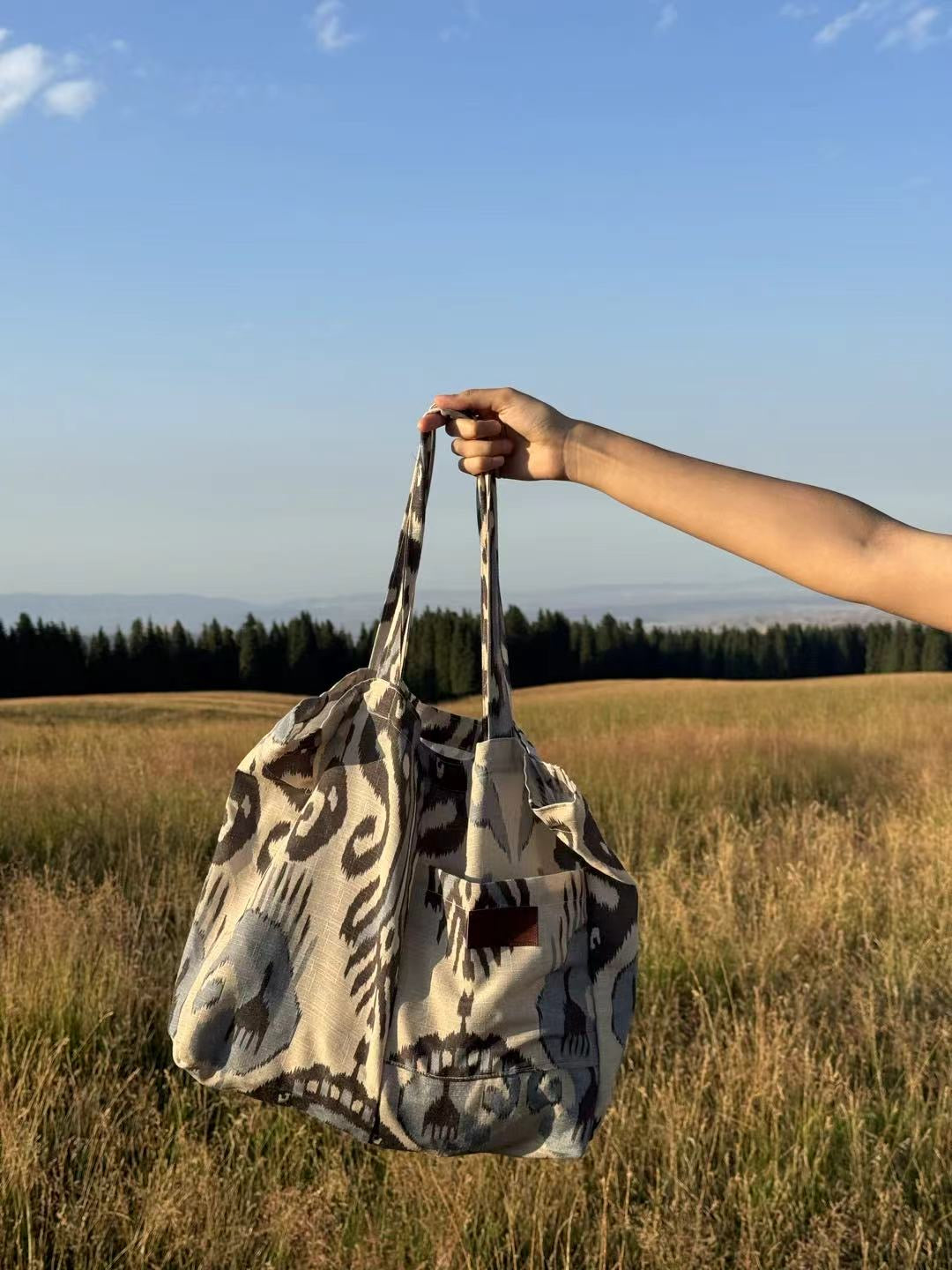 Atlas Canvas Tote (Black&White)