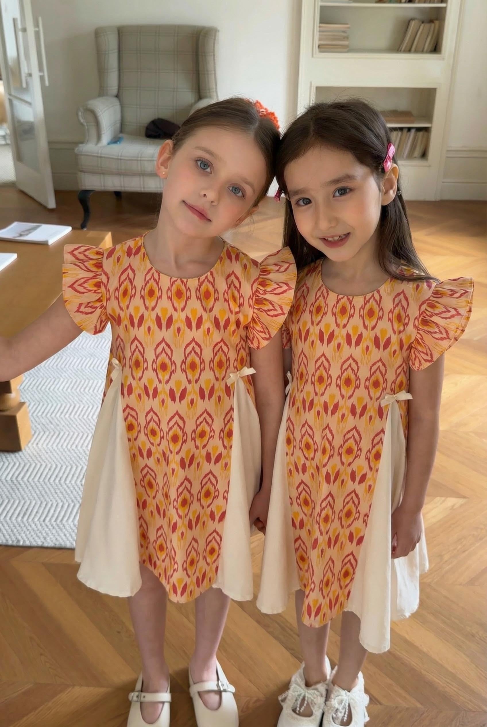 "Krimson gulbarg" Ikat Atlas paxta ko'ylagi - malika kesimi, engil va salqin